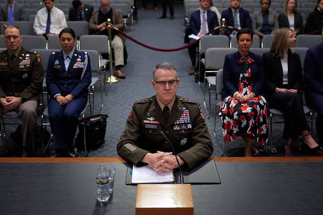 조슈아 러드 미 육군 중장이 워싱턴 D.C. 국회의사당에서 열린 국가안보국(NSA) 및 사이버사령부 국장 인준 청문회에서 증언하기 위해 준비하고 있다. /연합뉴스