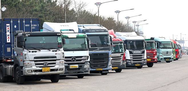 동 사태 여파에 따른 기름값 상승과 해상 운송 물동량의 감소 등으로 화물차량 운행에 어려움을 겪고 있는 가운데 11일 인천 중구 남항 화물차 주차장에 운행을 멈춘 대형화물차량들이 주차해 있다. / 연합뉴스