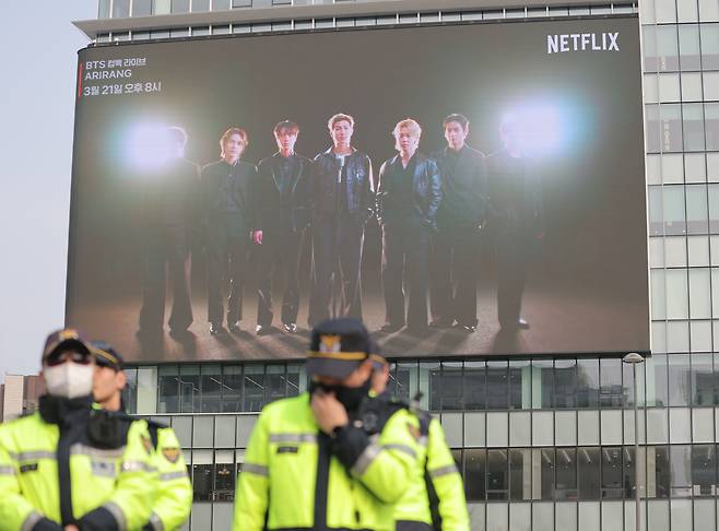 11일 서울 광화문광장 KT WEST 사옥 전광판에 오는 21일 열리는 BTS 공연에 대한 홍보 영상이 재생되고 있다. /연합뉴스