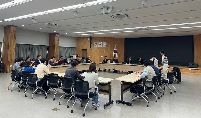 논산문화관광재단은 최근 '제28회 논산딸기축제'를 앞두고 논산 딸기 판매업체로 선정된 9개 단체 및 법인과 논산시 관계자 등 30여 명이 참석한 가운데 '논산딸기품질관리위원회' 첫 회의를 개최하고 강력한 품질 관리 대책을 내놨다. 논산문화관광재단 제공