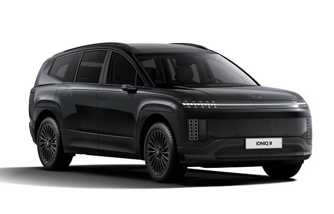 현대자동차는 캘리그래피 트림 전용 ‘블랙잉크 패키지’ 디자인을 새로 선보였다. 스키드 플레이트, 휠, 엠블럼, 전면부 그릴 등에 블랙 컬러를 적용해 세련된 이미지를 구현했다. 현대차 제공