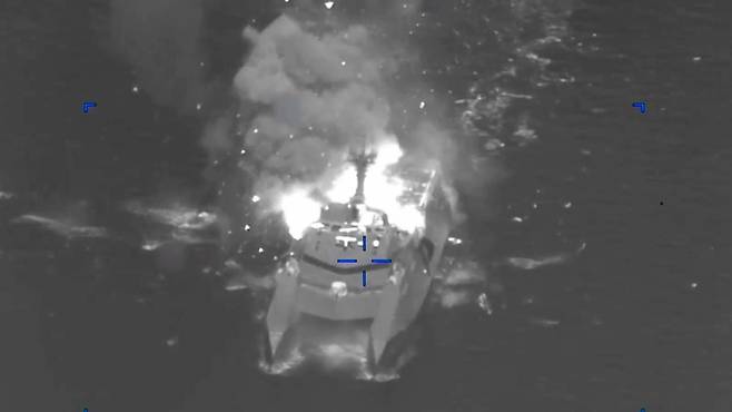 중동을 담당하는 미군 중부사령부가 10일(현지 시간) 세계적 원유 수송로인 호르무즈 해협 인근에서 이란의 기뢰 부설함 16척을 포함한 다양한 이란 해군 함정을 격침했다며 관련 영상을 공개했다. 미국의 공격을 받은 이란 선박에서 화염과 연기가 치솟고 있다. CNN 등은 이란이 호르무즈 해협 일대에 기뢰를 부설하고 있다고 전했다. 미군 중부사령부 X 영상 캡처