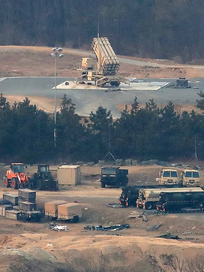 미국·이란 전쟁이 장기화 조짐을 보이면서 미 정부가 한국에 배치된 사드(THAAD·고고도 미사일 방어체계) 일부를 중동으로 이동시키고 있는 것으로 알려진 10일 오후 경북 성주군 주한미군 기지에 발사대가 하늘을 향하고 있다. 2026.03.10. 뉴시스