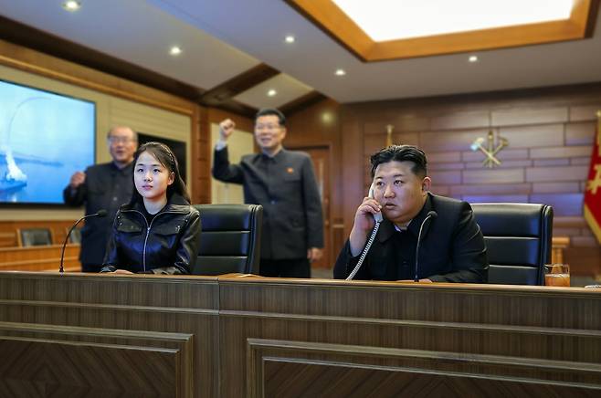 북한 노동당 기관지 노동신문은 “10일 구축함 최현호에서 전략순항미사일시험발사가 또다시 진행됐다”고 11일 밝혔다. 김정은 당 총비서와 그의 딸 주애는 화상방식으로 시험발사를 지켜봤다. 평양 노동신문=뉴스1