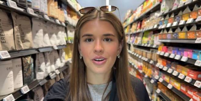 도널드 트럼프 미국 대통령의 손녀 카이 트럼프가 8일 미국 로스앤젤레스의 고급 유기농 식료품점 에레혼에서 쇼핑하는 영상을 공개했다. 카이 트럼프 유튜브 캡처