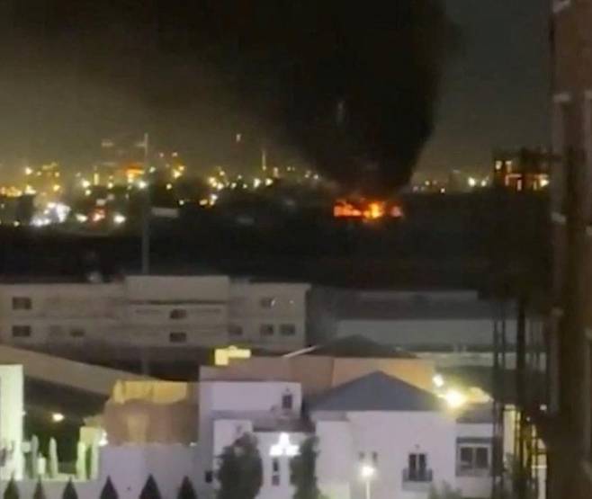 9일 밤 이라크 북부 쿠르디스탄 에르빌의 아랍에미리트(UAE) 영사관이 드론 공격을 받아 불길에 휩싸여 있다.
사진 출처 X