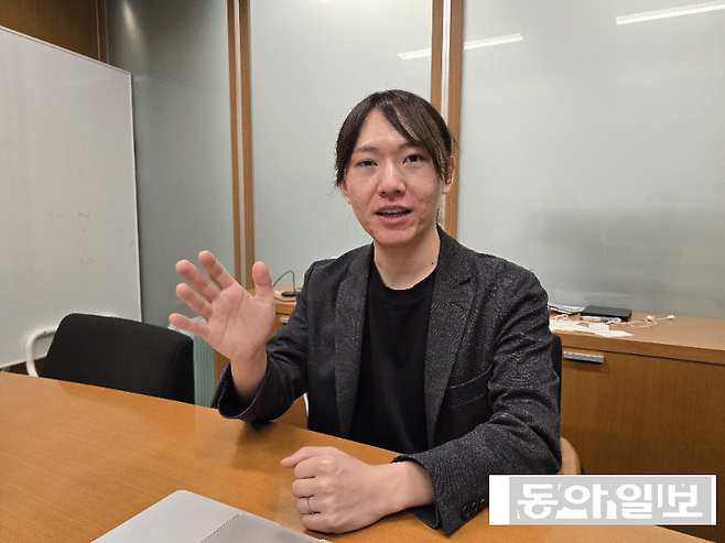 지난달 일본 중의원(하원) 선거에서 약진한 신생 정당 ‘팀미라이’의 안노 다카히로 대표가 10일 도쿄 참의원회관 사무실에서 인터뷰를 하고 있다. 도쿄=황인찬 특파원 hic@donga.com