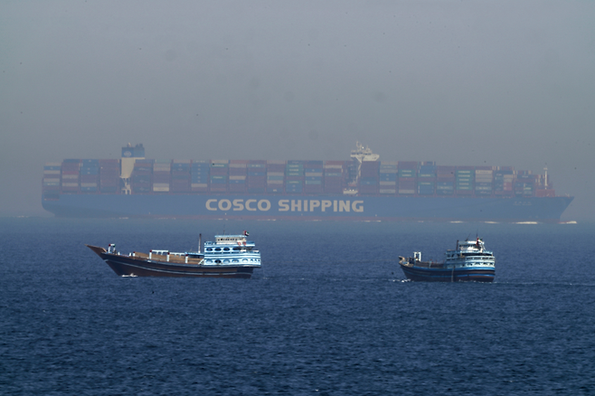 컨테이너선이 운항하던 과거 평시의 호르무즈 해협의 모습. AP 뉴시스