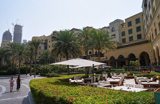 3월 3일 아랍에미리트 두바이 시내에서 여성들이 텅 빈 식당 앞을 지나가고 있다. AP 뉴시스