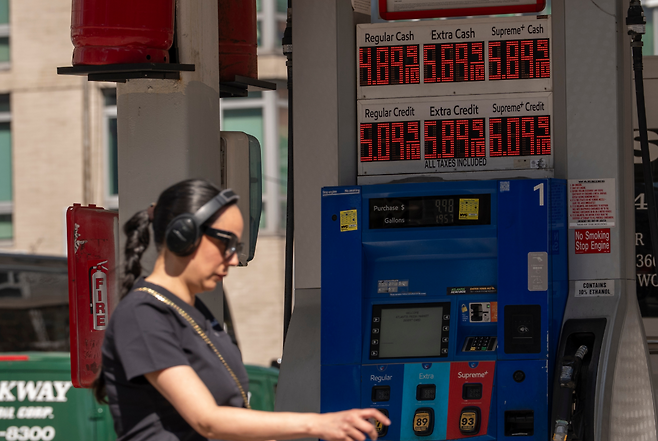 3월 10일 뉴욕의 한 주유소의 모습. AP 뉴시스