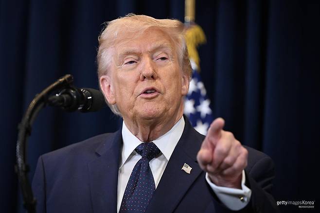 트럼프 미국 대통령이 2026년 3월 9일(현지시간) 미국 플로리다주 도럴에서 열린 기자회견에서 발언하고 있다. 트럼프 행정부는 국제에너지기구(IEA)의 사상 최대 비축유 방출 결정과 관련해 몇 시간 만에 입장을 바꿨다. 로이터·게티이미지