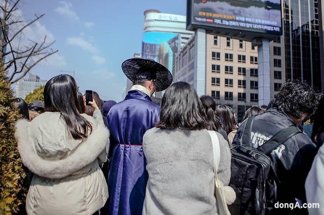 12일 서울 프레스센터 광장에서 열린 장항준 감독의 커피차 이벤트에 영화를 재현한 듯 정성껏 한복을 차려입고 나타난 한 남성 팬이 눈길을 끈다. 사진=최강주 기자 gamja822@donga.com