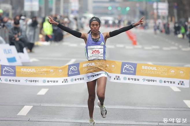 16일 2025서울마라톤 겸 제95회 동아마라톤에서 베켈레치 구데타 보레차가 1위로 결승선을 통과하고 있다. 박형기 기자 oneshot@donga.com