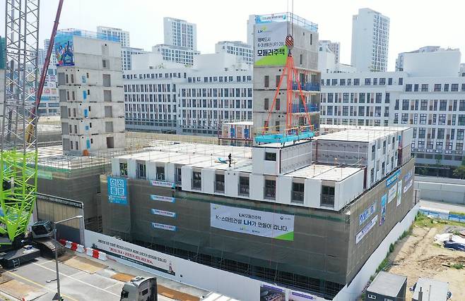 한국토지주택공사(LH)가 세종시에서 짓고 있는 모듈러 주택 공사 현장. LH 제공