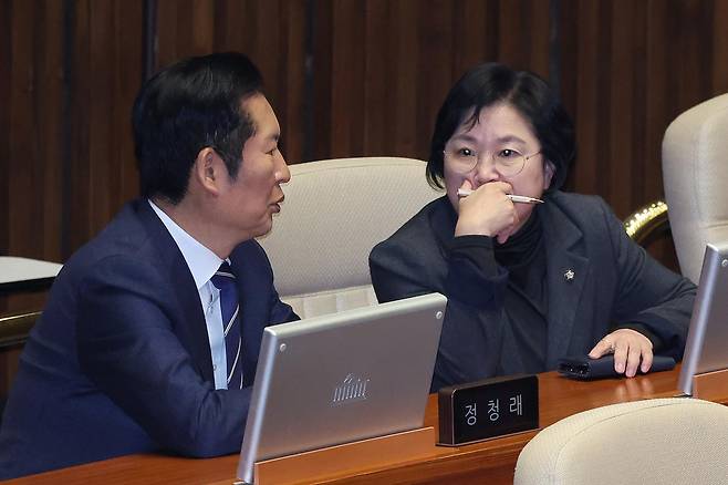 정청래 더불어민주당 대표와 김현 의원이 제432회국회(임시회) 제6차 본회의에서 대화하고 있다. 2026.2.11/뉴스1