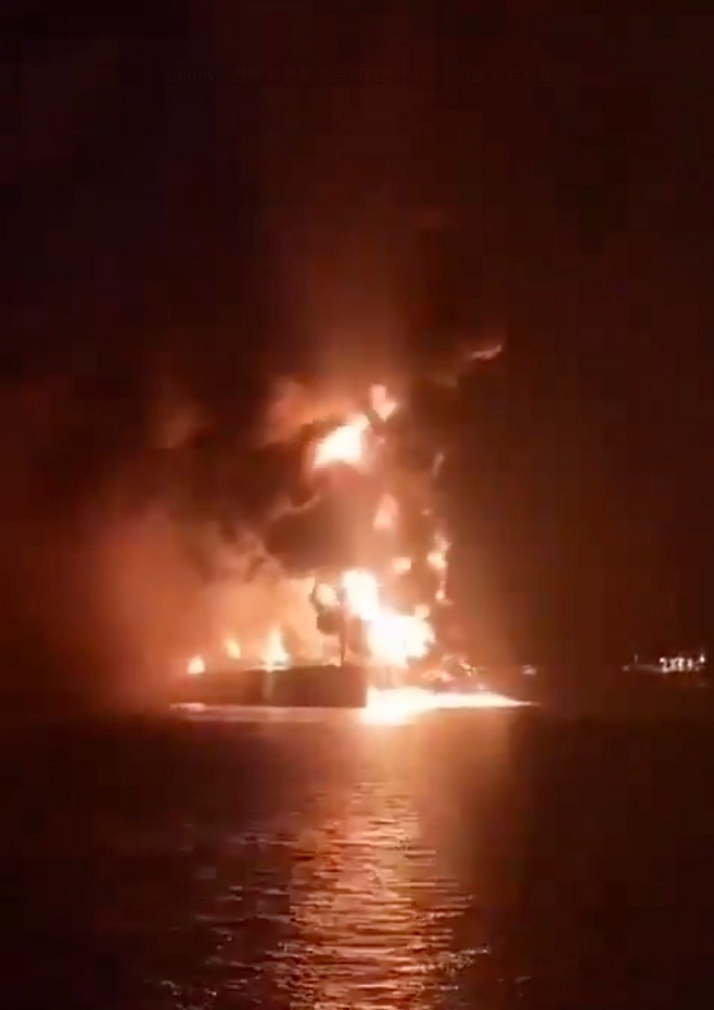 11일(현지 시간) 호르무즈 해협과 800㎞가량 떨어진 이라크 바스라항에 정박 중이던 유조선 두 척이 이란의 공격을 받아 불타고 있다. 이란의 공격이 페르시아만 전역으로 확산되고 있다. 사진 출처 X