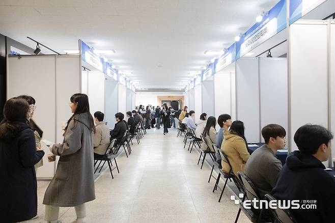 14억 자산을 보유해 조기 은퇴를 선언한 일본 남성이 1년 만에 다시 회사원이 된 사연이 알려져 눈길을 끌고 있다. 사진은 기사와 상관 없음.