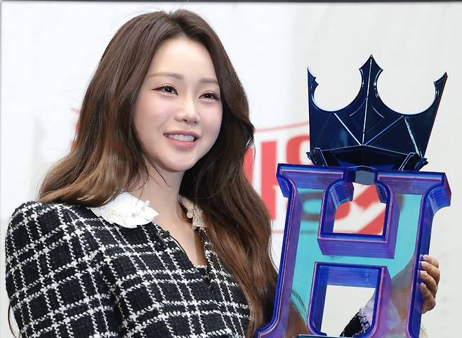 (서울=뉴스1) 권현진 기자 = 가수 홍지윤이 11일 오전 서울 마포구 상암 스탠포드호텔에서 진행된 MBN 서바이벌 예능 ‘현역가왕3’ 기자간담회에서 포즈를 취하고 있다. ‘현역가왕3’은 트롯 TOP7을 뽑는 기존 오디션을 넘어, 대한민국 장르별 톱티어 현역 가수들이 태극마크를 놓고 맞붙는 국가대표 선발 서바이벌 음악 예능이다. 2026.3.11/뉴스1 /사진=뉴스1화상