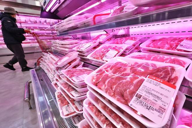 농림축산식품부는 3월 3일 이른바 '삼겹살데이'를 맞아 먹거리 물가 안정을 위해 이달 한돈 할인 지원을 추진한다. 농식품부는 한돈 자조금을 활용해 대표 부위인 삼겹살과 목살을 전국 대형마트와 농협 하나로마트, 온라인몰 등에서 최대 50% 저렴하게 판매한다. 사진은 3일 서울의 한 대형마트 돼지고기 판매대 모습.