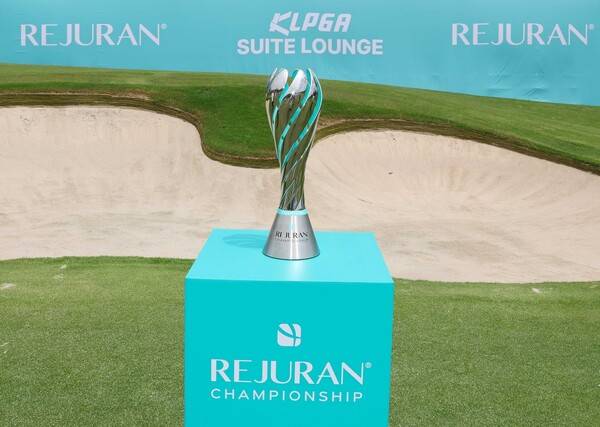 유현조, 홍정민, 서교림, 노승희, 이예원, 이가영, 박현경, 박민지, 임희정, 박혜준, 고지원, 김민솔, 이율린, 조혜림 프로, 리슈잉(중국), 오수민(아마추어) 등이 출전하는 한국여자프로골프(KLPGA) 투어 2026시즌 '개막전'인 신설 대회 리쥬란 챔피언십 우승 트로피 모습이다. 사진제공=KLPGA (사진을 무단으로 사용하지 마십시오.)