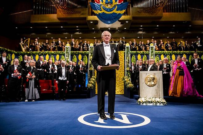 윌리엄 노드하우스 예일대 교수가 2018년 12월10일 스웨덴 스톡홀름에서 노벨 경제학상을 수상한 직후 모습. 노벨상 누리집 갈무리