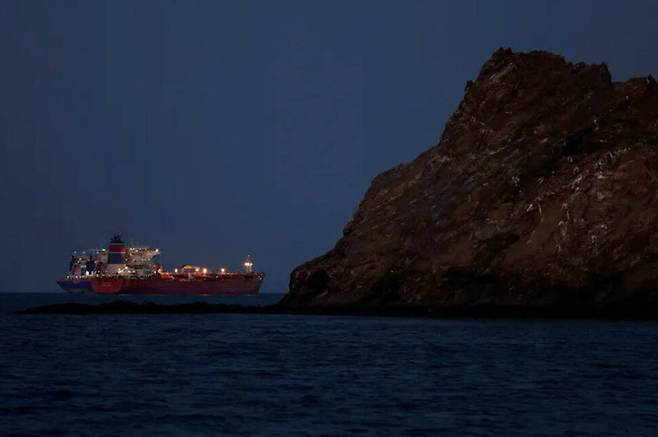 이란 전쟁으로 호르무즈해협에서 통행이 사실상 봉쇄되자 10일 해협의 서쪽 오만만의 무스카트에서 한 유조선이 정박해 있다. 로이터 연합뉴스