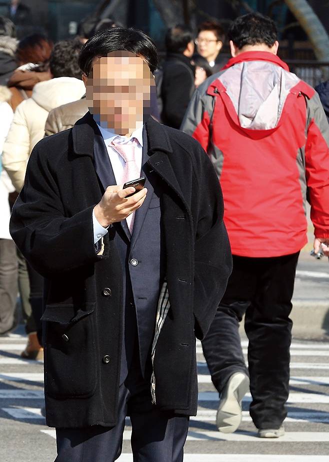 출근길 스마트폰을 보는 서울시민. 한겨레 자료사진