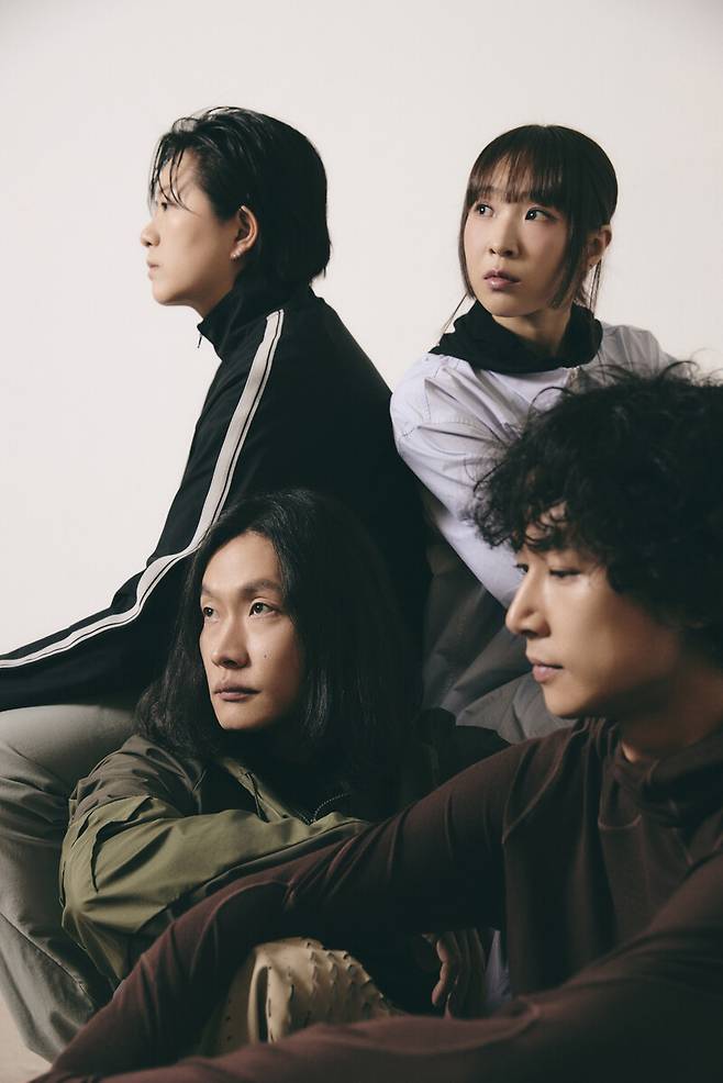 추다혜차지스. 시문(기타∙왼쪽 위부터 시계방향), 추다혜(보컬), 김다빈(드럼), 김재호(베이스). 소수민족 컴퍼니 제공