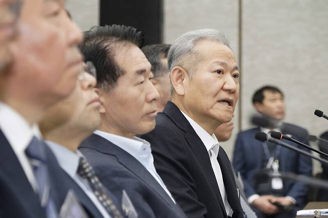 이상민 전 행정안전부 장관이 12일 오후 서울 중구 은행회관에서 열린 10·29이태원참사 진상규명 청문회에서 심문 질의에 답하고 있다. 공동취재사진