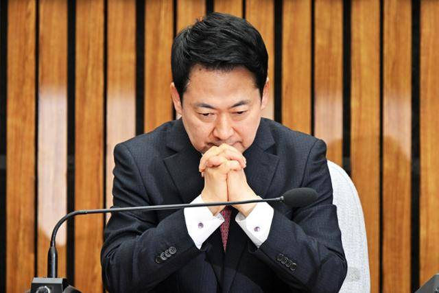 장동혁 국민의힘 대표가 11일 국회에서 열린 지역발전 인재 영입 환영식에 참석해 생각에 잠겨 있다. 민경석 기자