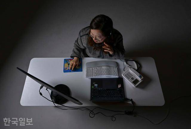 KB국민은행 고객센터 상담사 김현주씨가 5일 서울 중구 한국일보에서 상담 업무 현장을 재연하고 있다. 20년 경력의 베테랑인 그는 "고객과 상담원 누구도 AI 상담사에 만족하지 못한다는 건 예견된 비극이었다"라고 말했다. 강예진 기자