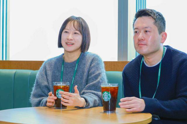 스타벅스코리아 브랜드마케팅팀 전병재(오른쪽) 팀장과 임이슬 파트장이 최근 서울 강남구 스타벅스코리아 본사에서 마케팅에 대해 이야기하고 있다. 스타벅스코리아 제공