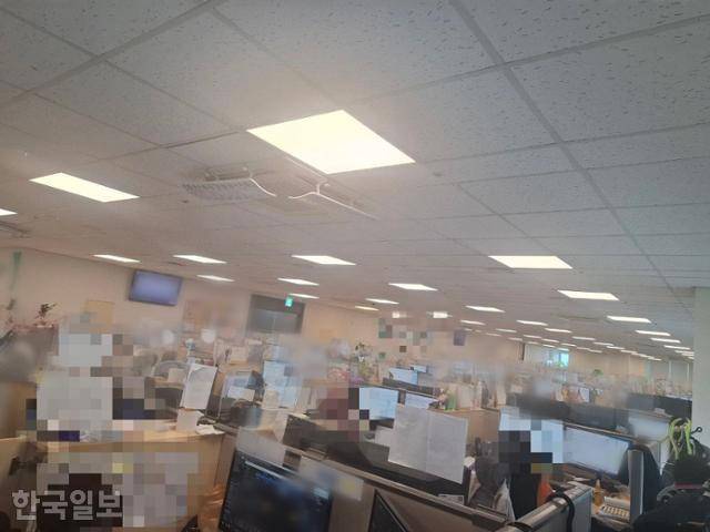 한 콜센터 사무실에 상담원들이 근무하고 있다. 민주노총 공공운수노조 든든한콜센터지부 제공