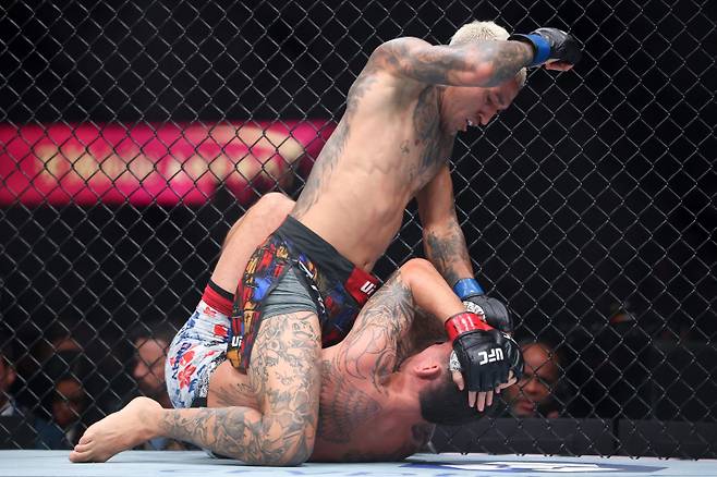 찰스 올리베이라가 맥스 할로웨이를 상대로 상위 포지션을 점유하고 있다. 사진=게티이미지/AFP 연합뉴스