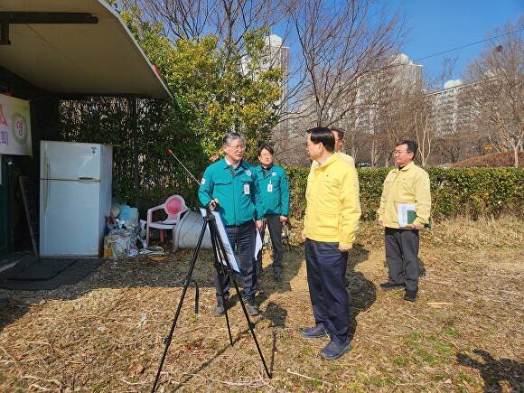 광주 광산구가 영산강·황룡강 하천구역 불법 점용시설 정비 추진상황을 점검하고 있다. [사진=광주시 광산구]