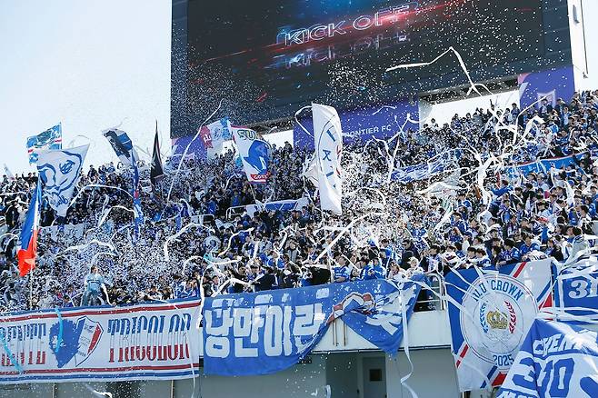 프로축구 수원 삼성은 2023년 강등당한 이래 K리그2(2부)에서 세 번째 시즌을 보낸다. 역설적으로 팬들의 응원 열기는 점점 더 뜨거워진다. 특히 이번 시즌 새롭게 팀 지휘봉을 잡은 이정효 감독이 수원 팬들 가슴에 불을 붙였다. 사진은 지난 7일 파주스타디움에서 열린 파주 프런티어전 킥오프 때 신생팀에 대한 집들이 선물로 휴지 폭탄을 던지는 수원 서포터즈 모습. [뉴스1]