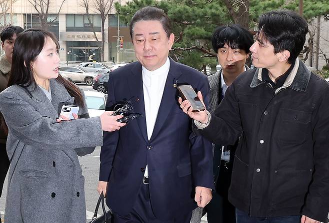 김병기 무소속 의원이 11일 오전 서울 마포구 서울경찰청 공공범죄수사대에 피의자 신분으로 3차 조사를 받기 위해 출석하고 있다. 뉴스1