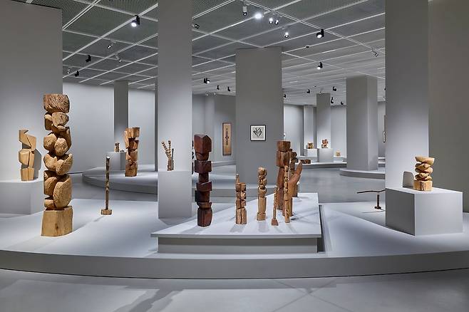 용인 호암미술관에서 17일부터 열리는 '김윤신: 합이합일 분이분일' 1층 전시장 전경. 사진 전명은