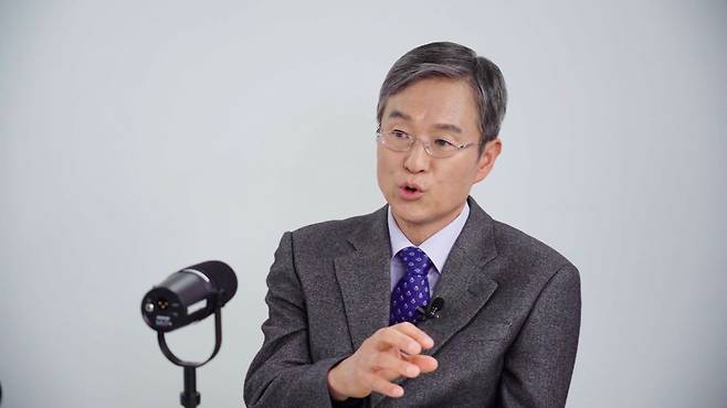 김병천 교수가 중앙일보와 인터뷰 하고 있는 모습. 뉴스페어링