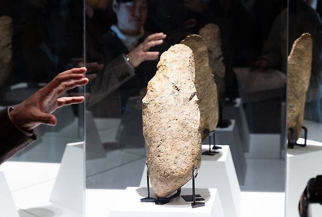 세계 최대 구석기 ‘주먹찌르개(양면석기)’가 첫 공개된 12일 경기도 연천 전곡선사박물관 상설관에 전시품이 전시되어 있다. 우상조 기자