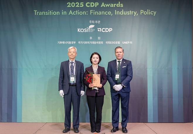 지난 10일 열린 2025 CDP 기후변화 대응·물 경영 우수기업 시상식에서 성유진 코스맥스 지속가능경영실장(가운데)이 섹터우수상을 수상한 뒤 기념촬영을 하고 있다.