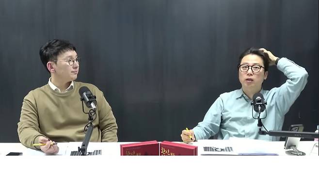박민영(왼쪽) 국민의힘 미디어대변인과 장예찬 여의도연구원 부원장이 11일 유튜브 '멸콩TV'에서 방송을 하고 있다. 유튜브 캡쳐