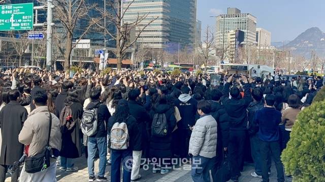 ▲ 영화 ‘왕과 사는 남자’의 장항준 감독이 12일 서울 중구 한국프레스센터 앞에서 ‘커피차 이벤트’를 열자 행사장 주변에 수많은 인파가 몰렸다. 이세훈 기자