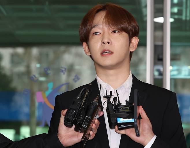 ▲ 가수 남태현이 지난 2024년 1월 18일 오전 서울 마포구 서부지법에서 열린 필로폰 매수·투약한 혐의 관련 선고기일을 마친 뒤 법원을 나서며 취재진의 질문에 답하고 있다. [연합뉴스]