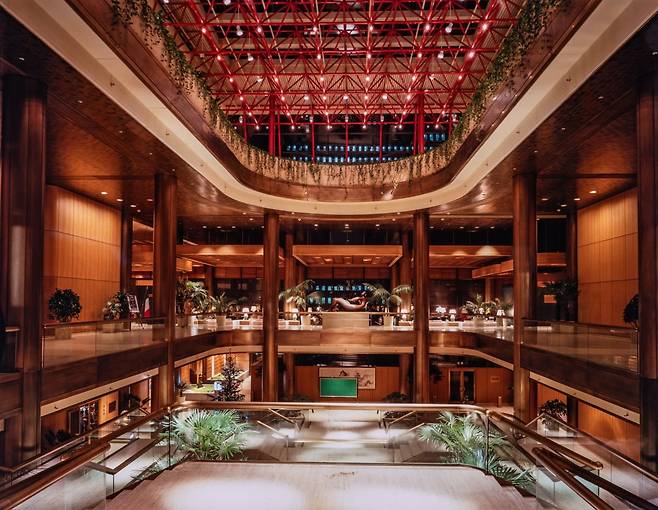 <힐튼서울 자서전>의 아트리움.  /사진=임정의, 피크닉 제공