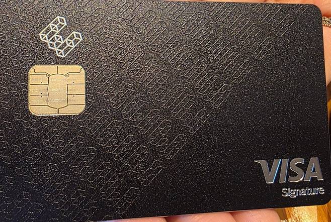 한 업계 관계자가 보유한 실물 코인 카드. 실물 카드는 일정 수준 이상 결제하는 고객에게 지급된다. / 사진=진욱 블루밍비트 기자