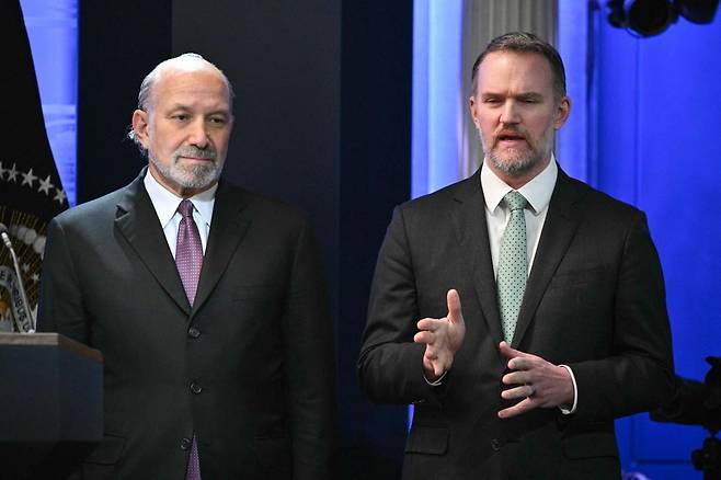 제이미슨 그리어 미국 무역대표부(USTR) 대표(오른쪽)가 지난달 20일 백악관 기자실에서 발언하고 있다. 왼쪽은 하워드 러트닉 미 상무장관. /AFP연합뉴스