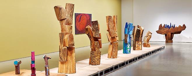 호암미술관 2층 전시장 전경. 폐목 조각을 다양하게 채색한 ‘회화-조각’ 연작이 돋보인다. ⓒ문덕관·호암미술관 제공