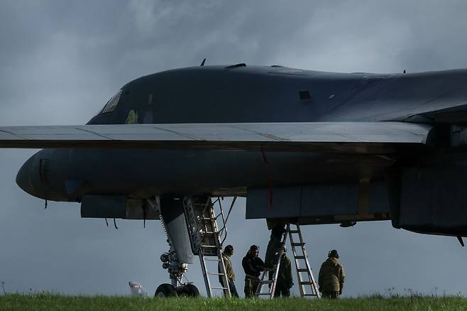 미 공군 요원들이 11일 영국 글로스터셔주 페어포드에 위치한 공군기지에서 근무하고 있다. 로이터연합뉴스