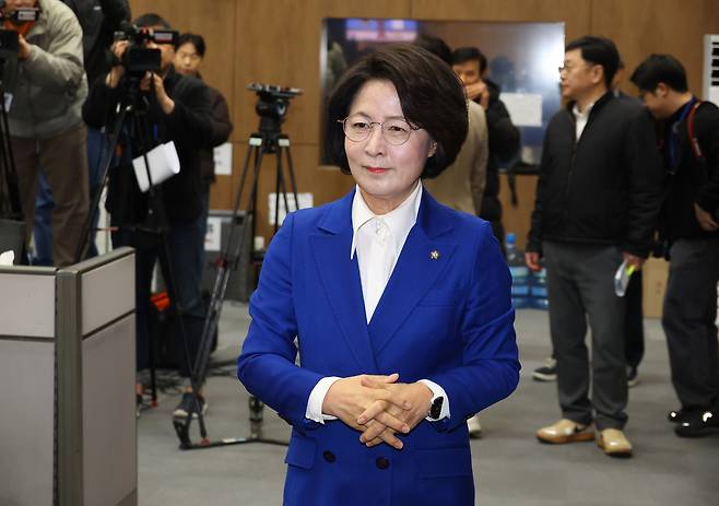 더불어민주당 소속 추미애 국회 법제사법위원장이 12일 국회 소통관에서 민주당 경기지사 경선 출마를 선언하기 위해 기자회견장으로 향하고 있다. 연합뉴스